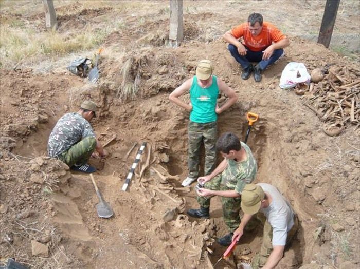 Раскопки на местах военных действий (54 фото) Раскопки на местах военных действий (54 фото)